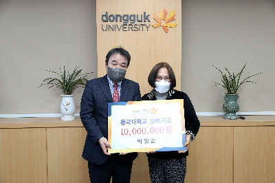 “장애학생 지원” 위해... 전직 교사, 모교에 1천만 원 전달