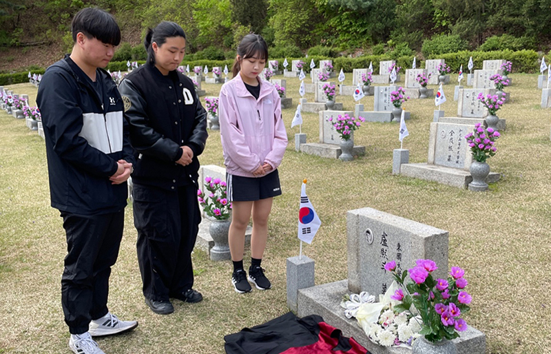 4.19 추모식을 맞아 노희두 선배의 묘소를 찾은 법학과 학생들(좌측부터 법학과 22학번 이재성, 이정무, 차진희 학우)