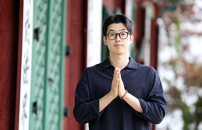 공과대학 불교동아리 ‘공양미 300석’의 초대 회장 이승협 학우가 정각원 법당 앞에서 합장으로 인사하고 있다. 